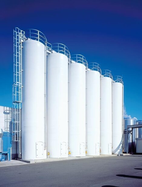 Tanks and silos for foodstuffs