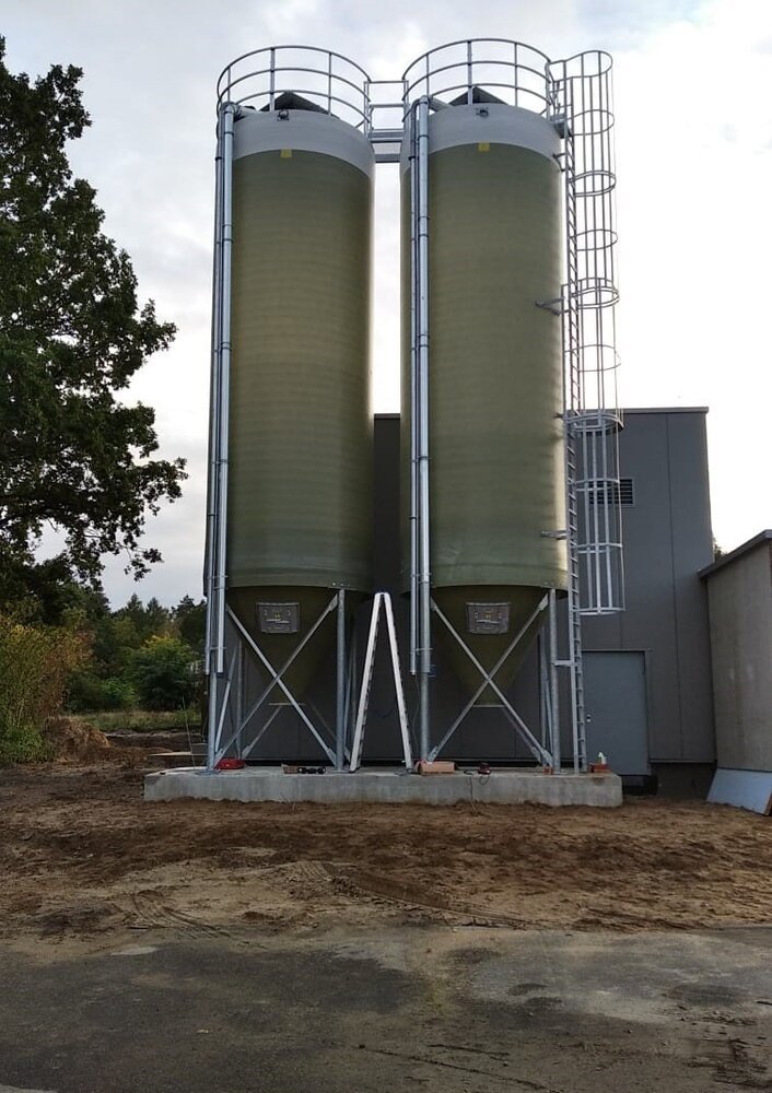 Stockage de granulés de bois dans des silos composites M.I.P. Group — free download