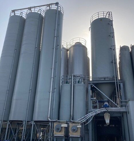 Custom-made malt silo with mixing installation